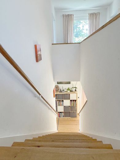 2 moderne WG-Zimmer in Tutzing – Bahnhof, Garten und Homeoffice – Treppe EG-OG