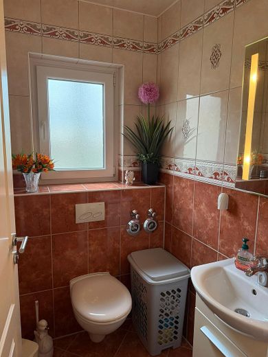 Komsisyonsuz: Balkonlu, çok bakımlı 3 odalı daire – WC