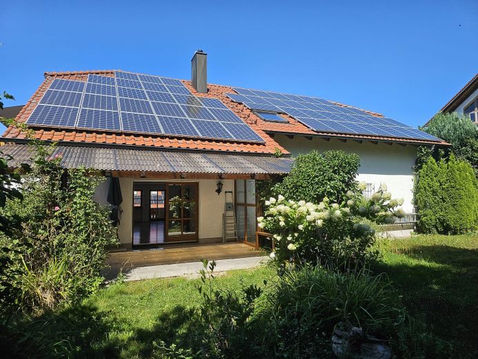 Traumwohnung m. Garten in bester Wohnlage Ende Sackgasse mit Blick in die Alpen mit PV Anlage – Garten 