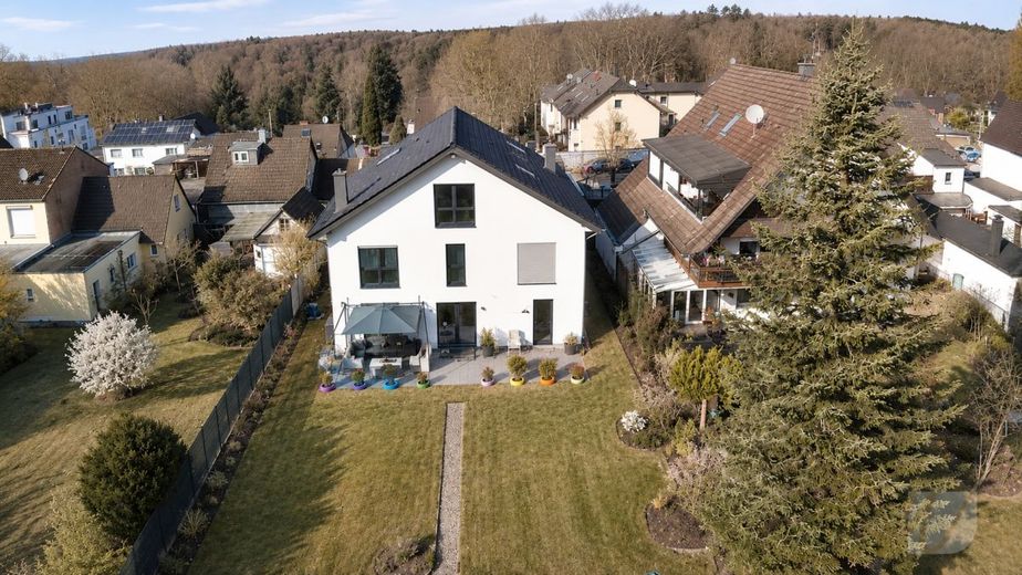 "Modernes Familienparadies mit parkähnlichem Garten und gehobenem Wohnkomfort" – Hausansicht