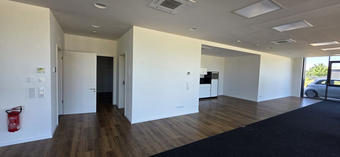 Moderne, lichtdurchflutete Bürofläche, 5 Stellplätze, repräsentativ, barrierefrei, sofort verfügbar – Foto 3