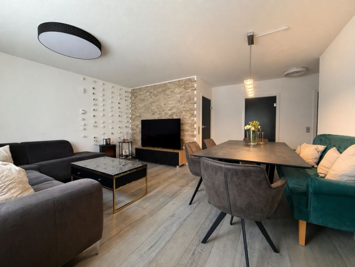 Stilvoll modernisierte EG-Wohnung mit Südbalkon & Tiefgarage in zentraler Lage, Ebersbach – Foto 1