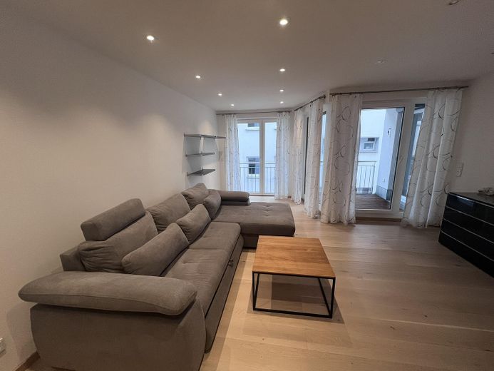 Möblierte, helle und lichtdurchflutete 2-Zimmer-Wohnung in begehrter Altstadtlage – Wohnraum