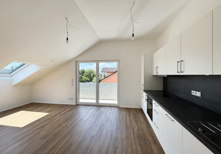 Prima locazione: moderno appartamento mansardato di 4 locali con balcone a ovest e aria condizionata a Anzing - WE07 – Wohnzimmer mit offener Küche