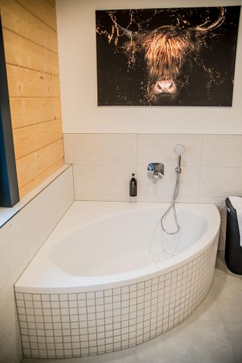 Möbliertes Holzhaus mit 2 Wohnungen, Garten, Balkon, inkl. Küchen - Windschläg 970.000€ zzgl. MwSt. – Badewanne