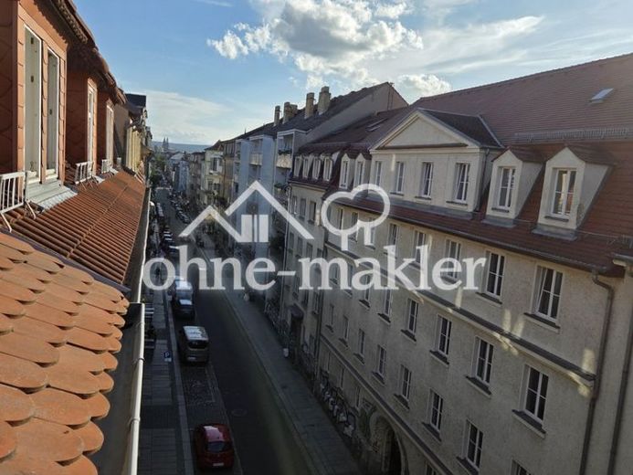 Frisch Saniert! Über den Dächern der Neustadt mit 1,5 Zimmern – Foto 1