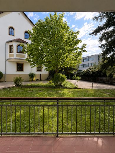 Teraslı ve ankastre mutfaklı aydınlık 2 odalı daire – Balkon