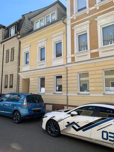 modernisierte helle Mietwohnung - 3,0 Zi. Küche inkl. EBK/Bad (TLB) - 52m² – 240422_ETW_EG_LS4_rechts_SLN_Bilder_002_Haus_vorn_verpixelt