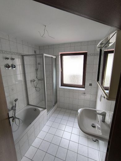 Badezimmer mit Wanne Dusche WC