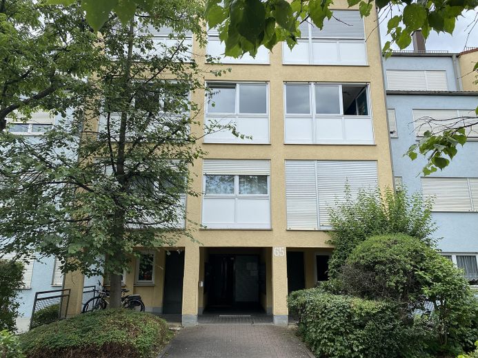 Großzügige 4-Zimmer-Wohnung mit West-Terrasse, Balkon und Tiefgarage – Hauseingang