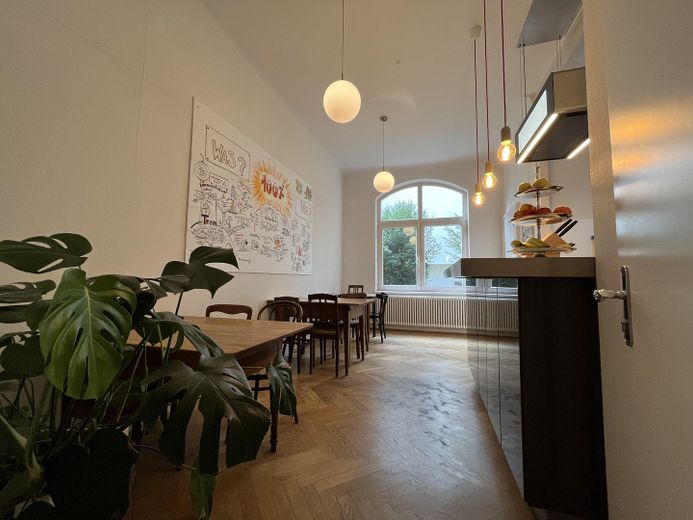 Traum-Office mit Dachterrasse, Blick in's Grüne & Gemeinschaftsküche mitten im Stuttgarter Norden – Gemeinschaftsküche mit Bar