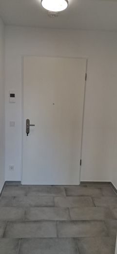 Moderne, helle 2-Zimmer Neubauwohnung mit Balkon – Diele