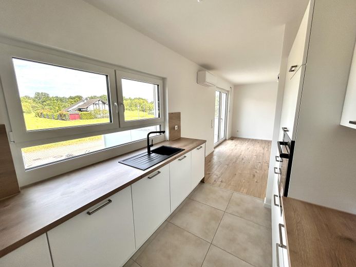 Luxus-Maisonette mit eigenem Eingang | Erstbezug | Klimaanlage | Wallbox | Einbauküche | 2 Bäder – offene Küche + Blick ins Grüne