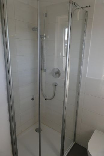PROVISIONSFREI! Exklusives 4-Zimmer Penthouse in ruhiger Lage in Rosenheim Süd – Gästebad