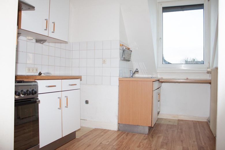 Preissenkung: Von Privat, 3 Zimmer mit 25 m² "Ausbaureserve" im DG zentrale Lage in FFM Höchst – Küche