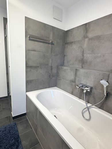 Exklusive 3-Zimmer-Wohnung in Fürth-Burgfarrnbach – hochwertige Küche, Balkon, Aufzug & TG – Bad 4