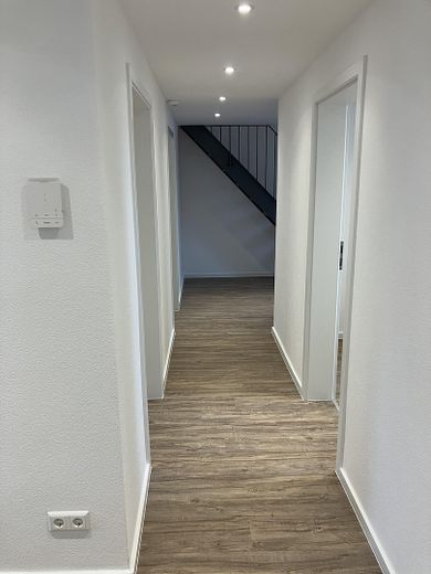 Zweitbezug nach Kernsanierung. Moderne & zentral gelegene 6-Zimmer Wohnung mit EBK – Wohnungsflur, 2. OG