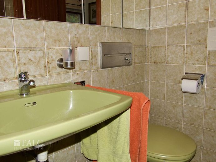 Einfach Mehr: Gepflegte Nichtraucher-2-Zimmer-Wohnung, möbiliert, TG, Aufzug, Süd-Loggia-Balkon. – Duschbad