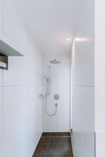 Hochwertige DHH mit Südgarten, PV, Wohnraumlüftung, 2 Wallboxen & ausgebautem Dachgeschoss – Bad OG Dusche