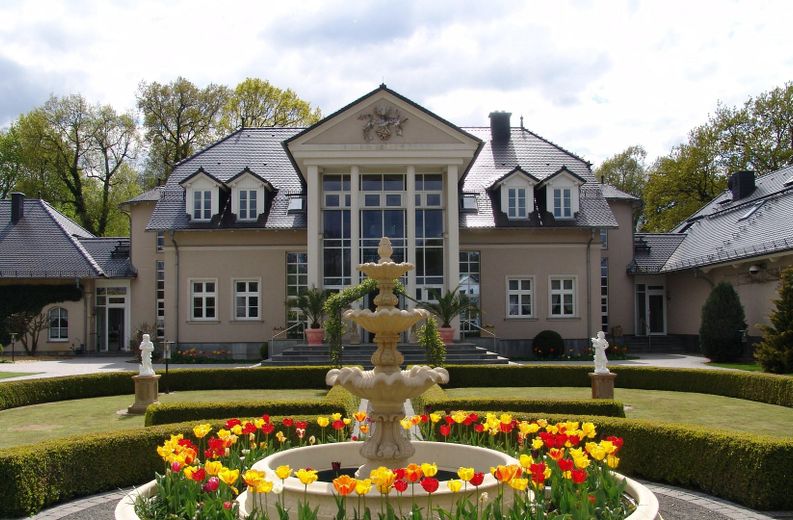 Represäntive Premium-Villa in gefragter Lage von Kolkwitz - VERKAUF IM DIGITALEN BIETERVERFAHREN – Vorderansicht