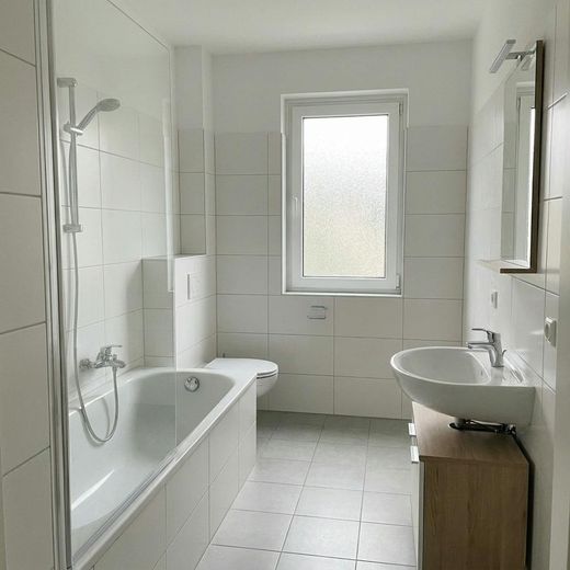 2-Zimmer-Wohnung mit Einbauküche in Berlin-Lichtenberg – Bad