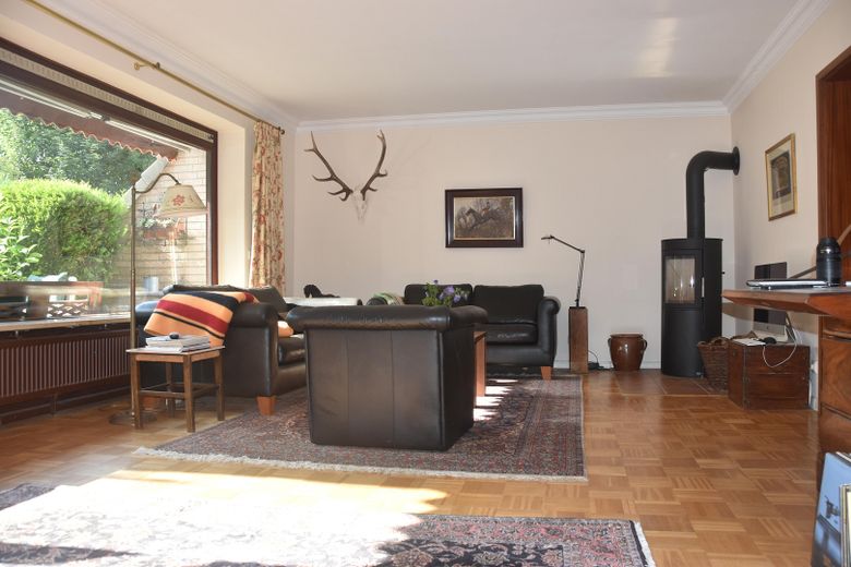 Himmelmoor yakınlarında, sakin bir konumda büyük güneybatı bahçeli cazip sıra evin son evi – Wohnzimmer