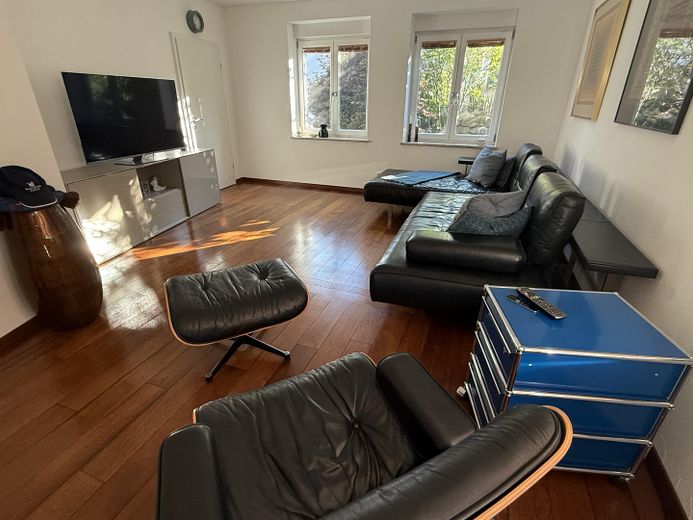 Modernes Einfamilienhaus mit freiem See- und Bergblick Nähe  Prien – Wohnzimmer