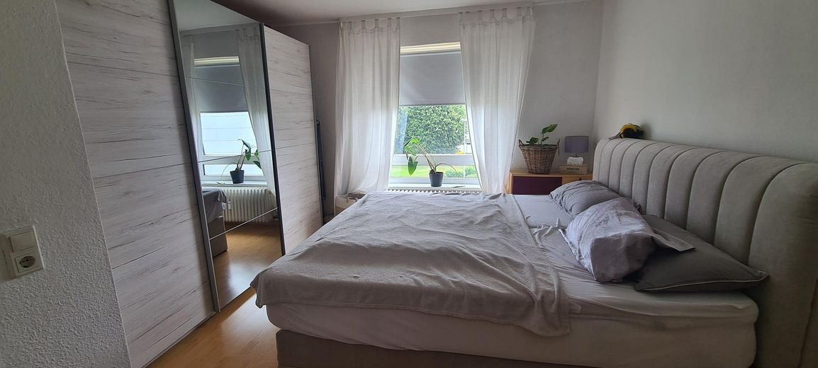 Світла 2-кімнатна квартира з кухнею в Salzgitter-Lebenstedt — вільна з 15.08. – Schlafzimmer Bild 1