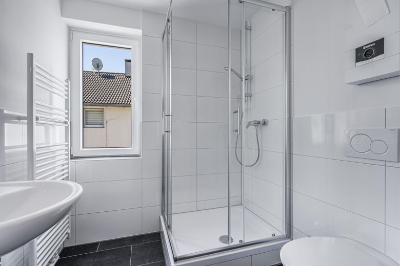شقة حديثة من غرفتين – جاهزة للسكن فورًا – Badezimmer