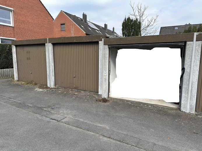 Großzügiges Reihenmittelhaus mit Kaminoption, Garage, Keller & Glasfaser in Kiel-Russee – Garage