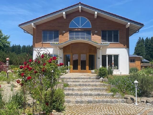 einzigartige Buero/Geschäftsräume im Allgäu bei Kempten, See- und Bergsicht und Business-Fengshui – Aussenansicht mit Treppe Süd