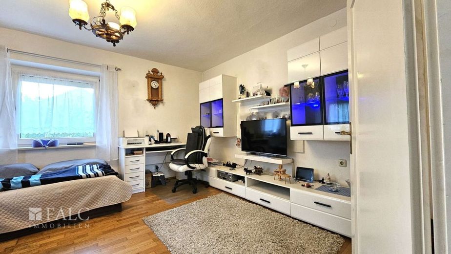 Einfamilienhaus mit viel Potenzial und großzügigem Außenbereich – Wohnzimmer