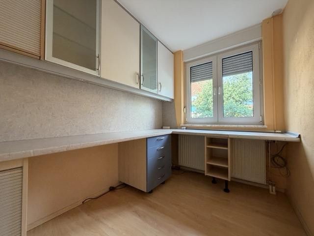 Modernes Familien-Reihenhaus in ruhiger Lage von Regensburg-Burgweinting – 4b_Zimmer Büro L-förmig Einbau