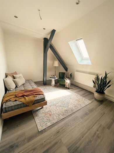 Frisch sanierte 2-Zimmer-Dachgeschosswohnung mit Klimaanlage | Garten optional – Schlafzimmer möbliert2