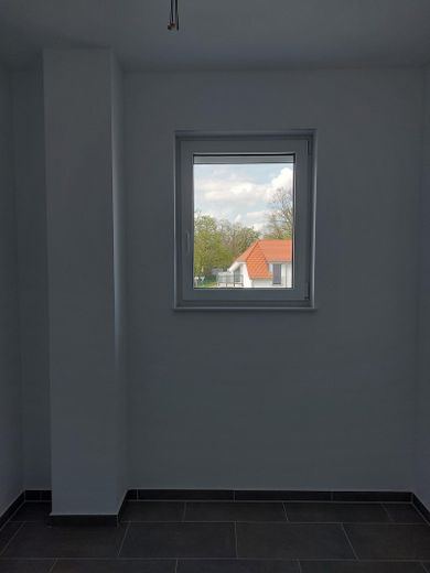 Erstbezug 2-Zimmer-Wohnung (1. OG, Balkon, barrierefrei) in Berge bei Nauen – Zusatzraum im Treppenhaus