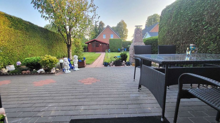 Gepflegte Doppelhaushälfte mit nordischem Flair – Blick von Terrasse in den Garten
