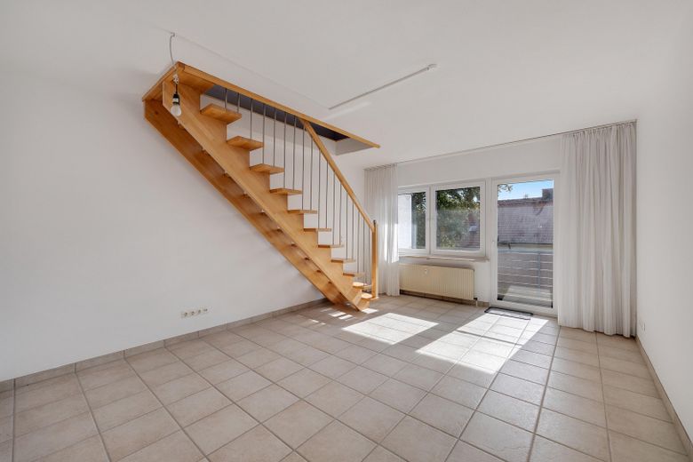 İki yaşam katına sahip 99 m² dubleks daire ve tek araçlık garaj – Wohnzimmer