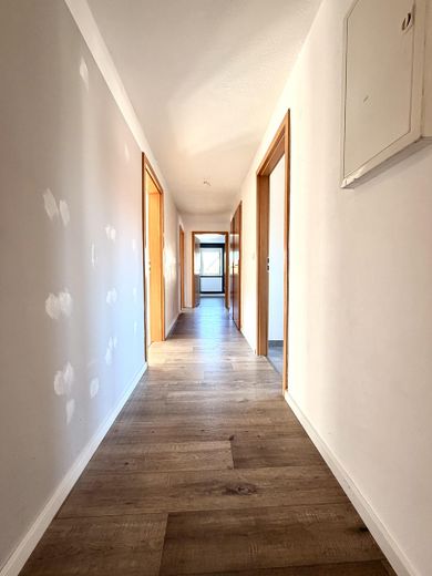Viel Raum für Familie oder Investment – leere 4 Zimmer-Wohnung + PROVISIONSFREI + – Flur