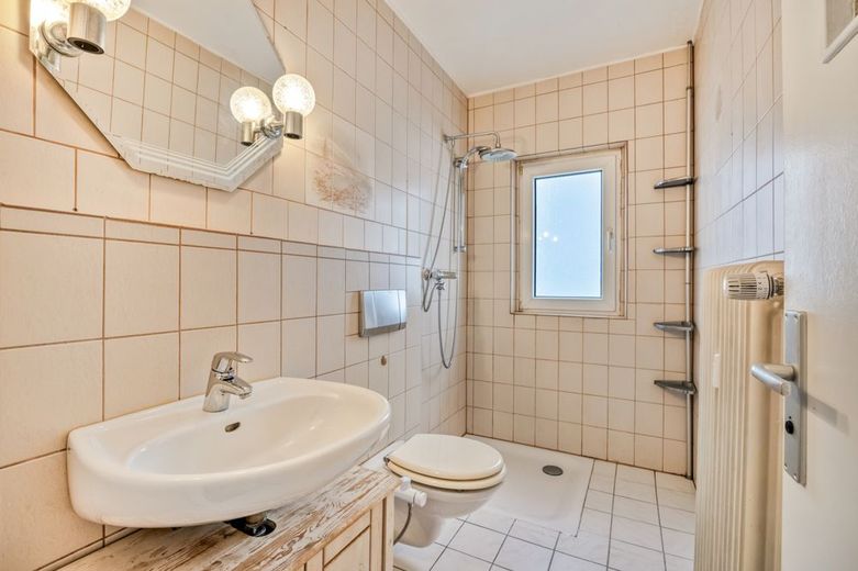 ****Großzügiges Domizil, sucht neuen Hausherrn. Sichern Sie Ihre Zukunft**** – Badezimmer OG