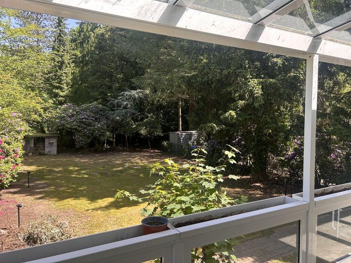 Blick von Veranda in Garten