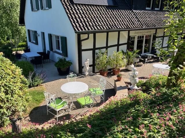 Hausansicht mit Terrassen SW