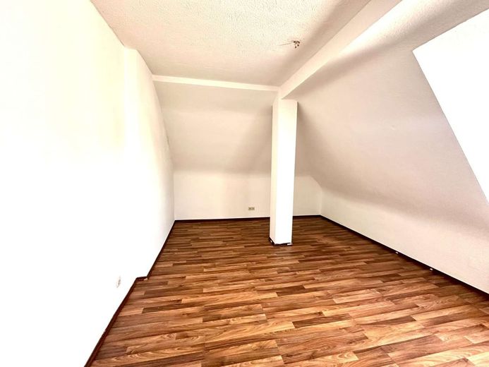 Historisches Ambiente: Großzügige DG-Wohnung! – Wohnzimmer