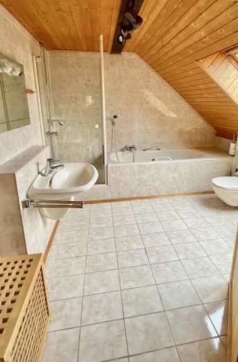 Maison individuelle isolée à Roetgen-Rott – Bad Master-Schlafzimmer