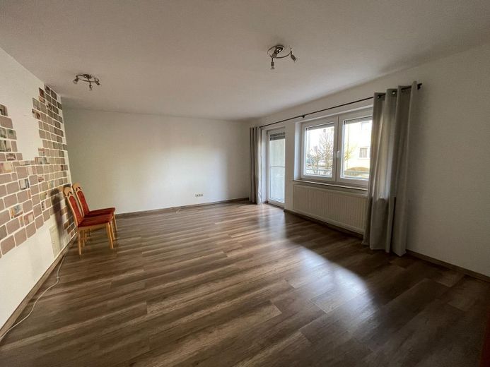 Zwei-Zimmer Traumwohnung in Sinsheim zu verkaufen – Wohnzimmer