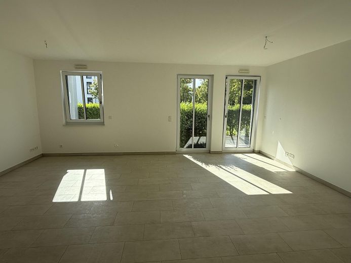 Nur 100 m vom Meer entfernt - Stilvolle 3 ZKB Wohnung mit Marken EBK u. TG Stellplatz – Wohnzimmer/Eßzimmer