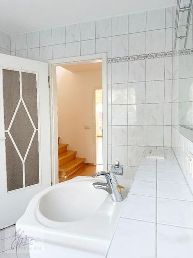 ***HELLE MAISONETTEWOHNUNG MIT BALKON*** individuellem Grundriss und Dachschrägen - Wohncharakter mit Flair in Riesa – Tageslichtbad mit Blick Richtung Flurbereich