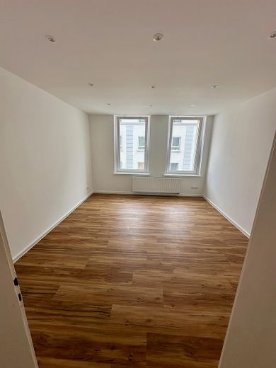 Lichtdurchflutete Altbauwohnung mit Einbauküche und Loggia - Erstbezug nach Sanierung – Zimmer 1