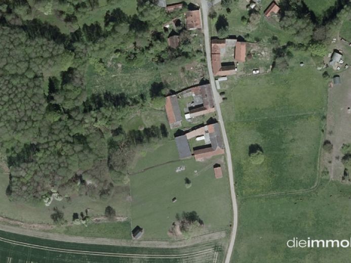 Idilliaca corte agricola quadrilaterale con fienile, stalle e ampio terreno verde - 17.140 m² – Foto 1