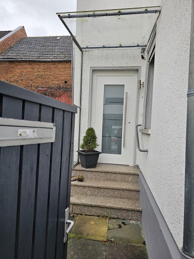 Bezugsfreies EFH mit Scheune & Garten in Niederbrechen – Hauseingang