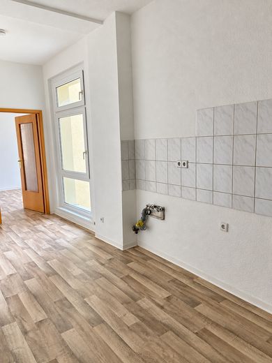 Helle 2-Zimmer-Wohnung mit separater Küche und Tageslichtbad – Zugang zum Schlafzimmer